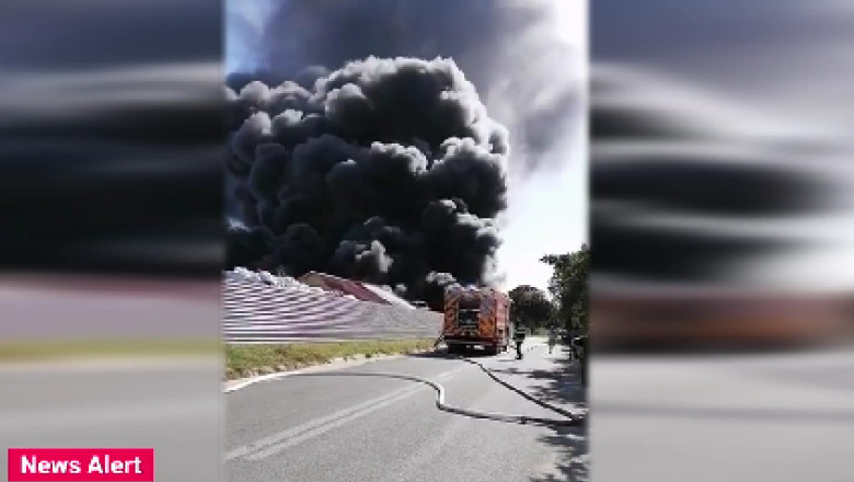 Incendiu puternic in Vrancea. Un depozit de colectare a deseurilor din plastic a luat foc. A fost emis mesaj Ro-Alert Imagine
