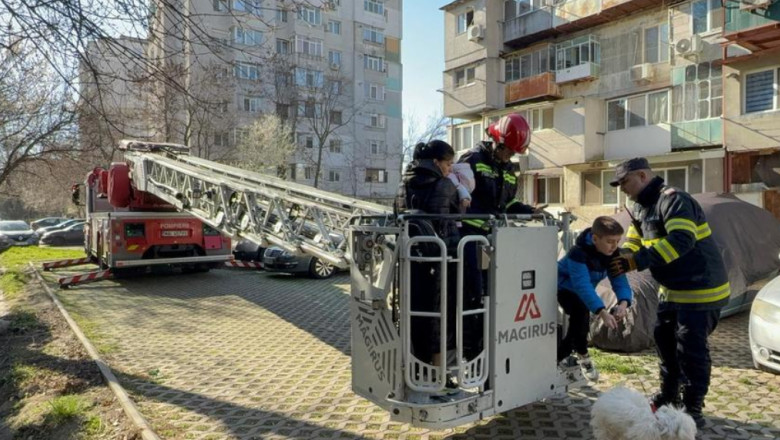 Incendiu puternic intr-un bloc din Galati. Zeci de locatari au fost evacuati, unii fiind salvati cu ajutorul autoscarii Imagine