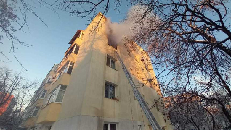 Incendiu puternic intr-un bloc din Iasi. O tanara s-a aruncat de la etaj, cu bebelusul in brate, pentru a se salva. Sunt in stare grava Imagine