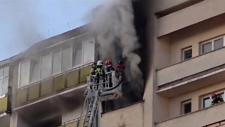 Incendiu puternic intr-un bloc din Sibiu: aproape 60 de locatari, evacuati Imagine