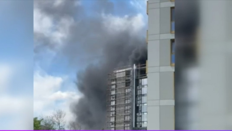 Incendiu puternic la fatada unui bloc in constructie, in Bucuresti. Fumul gros se vede de la cativa kilometri Imagine