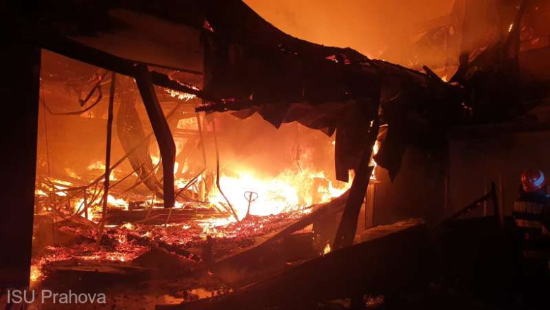 Incendiu puternic la o fabrica de mobila din Prahova Imagine