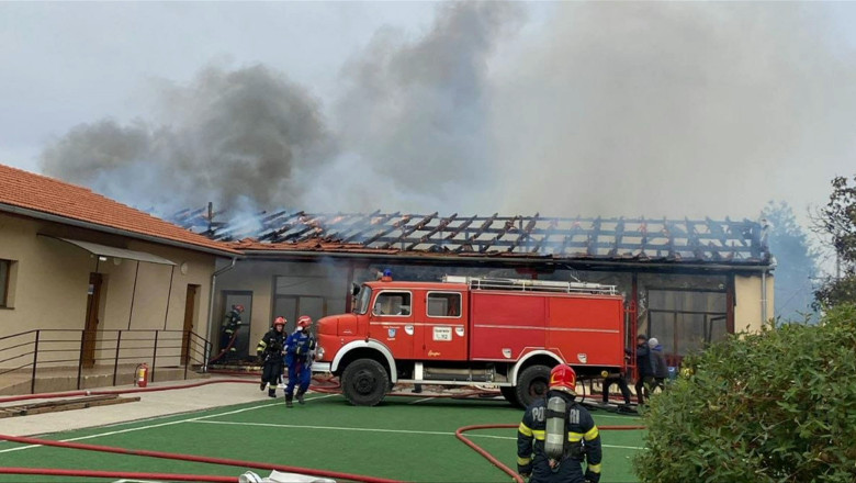 Incendiu puternic la o scoala din Timis: 80 de persoane evacuate. Focul s-a extins la o casa din apropiere Imagine