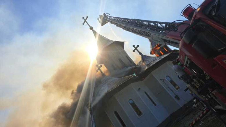 Incendiu puternic la turlele unei biserici din Suceava. Flacarile ameninta intregul lacas de cult Imagine