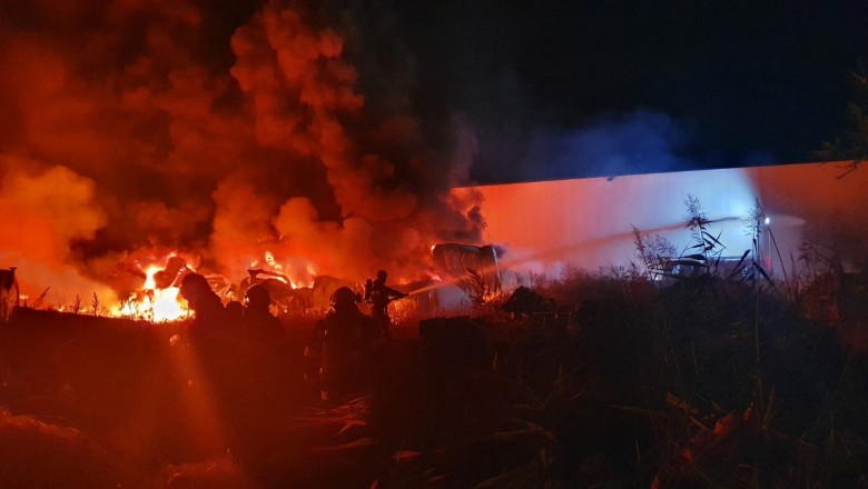 Incendiu puternic la un depozit de langa Bucuresti. 10 autospeciale de pompieri intervin la fata locului Imagine