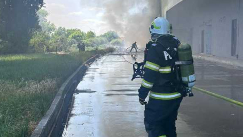 Incendiu puternic la un mall din Arad. Doi angajati surprinsi de foc pe acoperisul cladirii. A fost emis mesaj RO-Alert Imagine