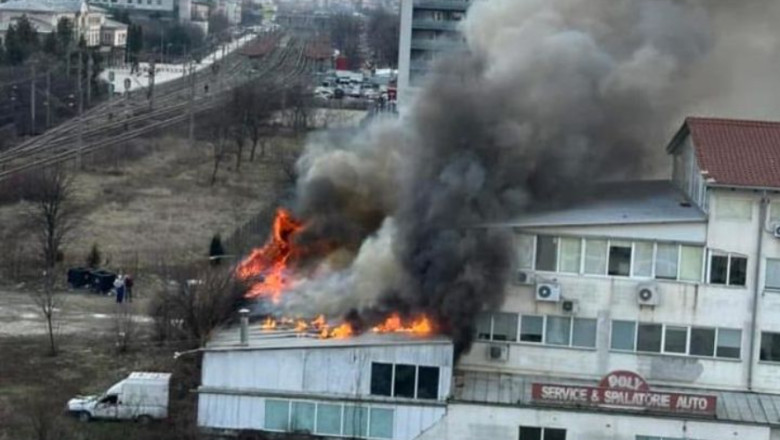 Incendiu puternic la un service auto din Iasi: Autoritatile a emis mesaj RO-ALERT din cauza degajarilor mari de fum Imagine