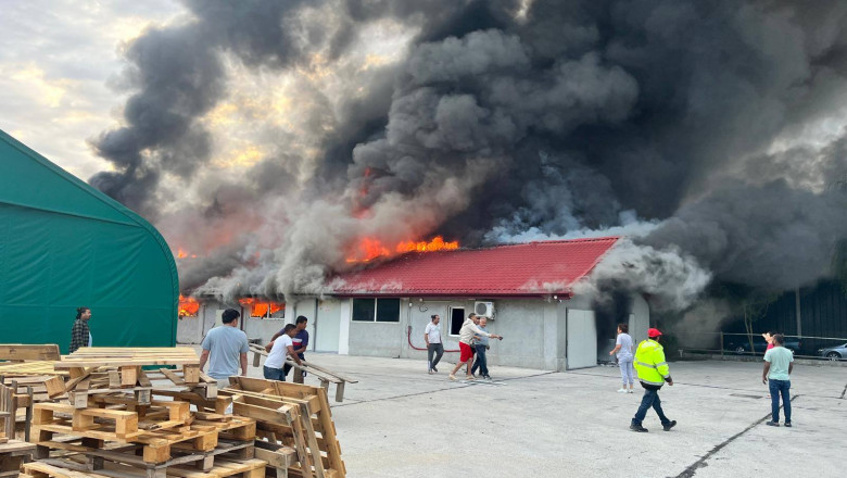 Incendiu puternic langa Capitala. Un depozit de mase plastice din Buftea a fost cuprins de flacari Imagine