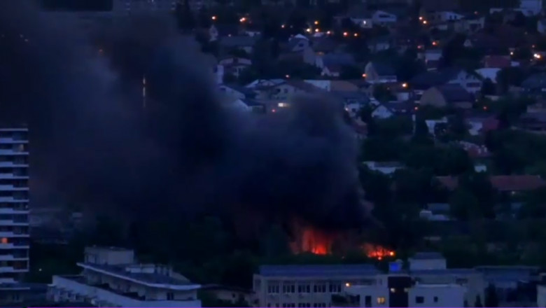 Incendiu si explozii la o cladire din Sectorul 1 al Capitalei. Pompierii au intervenit cu 15 autospeciale. A fost emis mesaj RO-Alert Imagine
