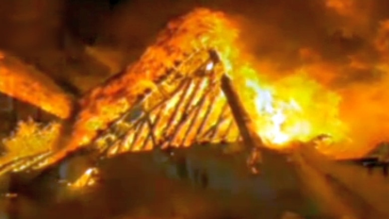 Incendiu: Trei case au ars in cartierul Ferentari din Bucuresti Imagine