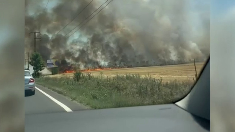 Incendiu urias in Prahova, din cauza unui utilaj care a luat foc. Traficul pe DN1 a fost dat peste cap Imagine