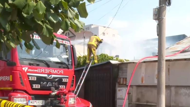 Incendiu urias intr-un ansamblu de locuinte din Sectorul 2 al Capitalei. Patru persoane intoxicate cu fum Imagine