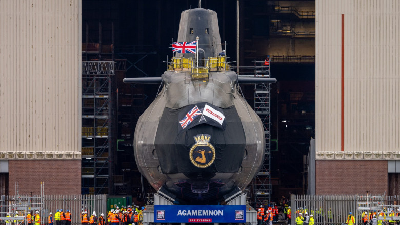 Incendiu urias la santierul naval unde se construiesc submarine nucleare pentru Marea Britanie. Doua persoane au ajuns la spital Imagine