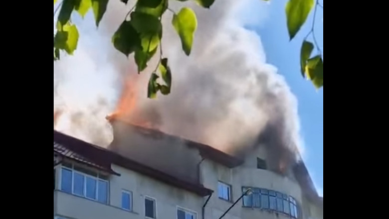 Incendiu urias la un bloc din Radauti. Flacari si degajari mari de fum la acoperisul imobilului Imagine