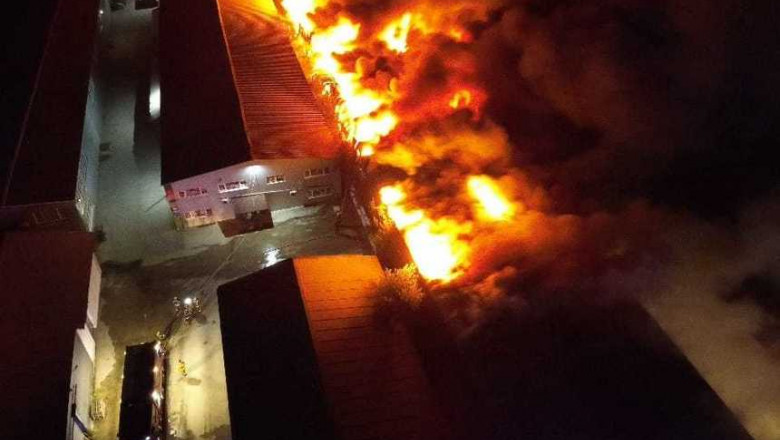Incendiu urias langa Bucuresti, la un depozit de electrocasnice. Pompierii au incercat toata noaptea sa stinga focul Imagine