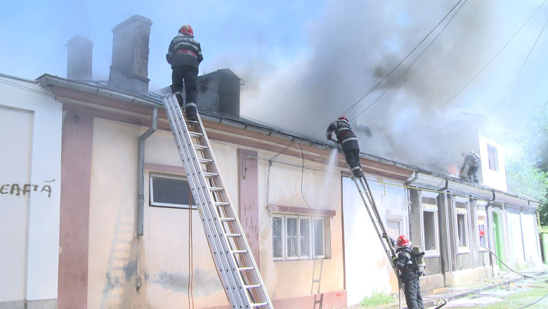 Incendiu violent in centrul orasului Galati. Patru case au fost mistuite de flacari Imagine