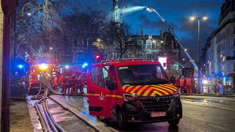 Incendiu violent la Paris, la sediul Primariei Arondismentului al XII-lea, un edificiu vechi de aproape 150 de ani Imagine