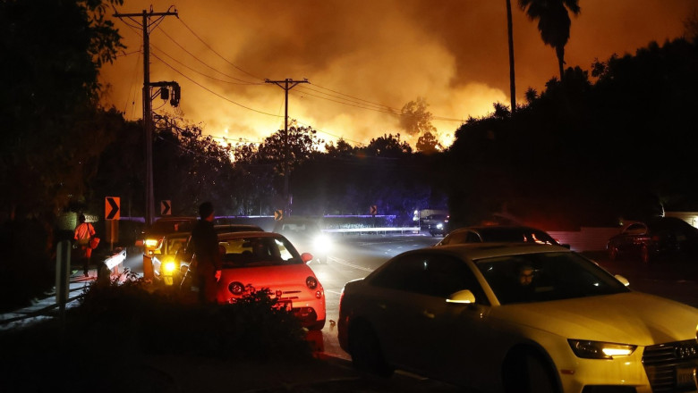Incendiu violent la periferia Los Angeles: a fost declarata stare de urgenta, zeci de mii de oameni au fost evacuati Imagine