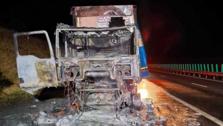 Incendiu violent pe autostrada A3. Un autotren a luat foc si a ars in intregime Imagine