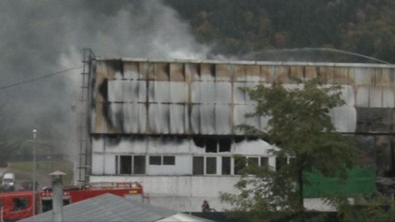 Incendiul de la depozitul de deseuri din Campulung Muscel, provocat de un muncitor Imagine