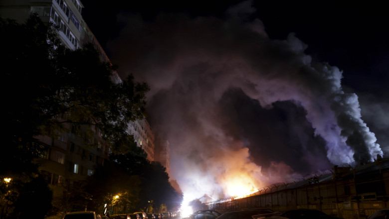 Incendiul de la depozitul din Sectorul 2, care a poluat aerul din Capitala marti noapte, a fost stins Imagine