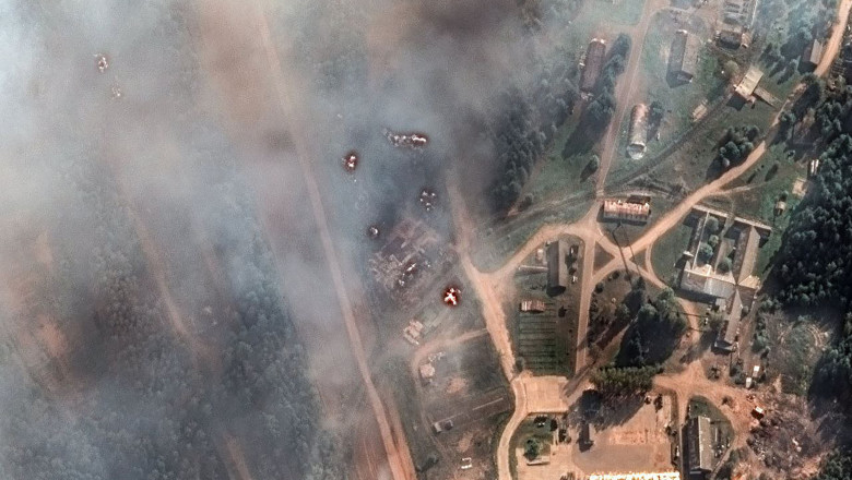 Incendiul de la uriasul depozit de munitii din Rusia, vizibil din satelit. Rusii: „Situatia e sub control, focul provine de la o drona” Imagine