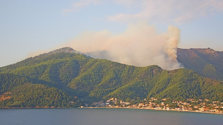 Incendiul de padure de pe insula Thasos, pus partial sub control. Avertismentul autoritatilor Imagine