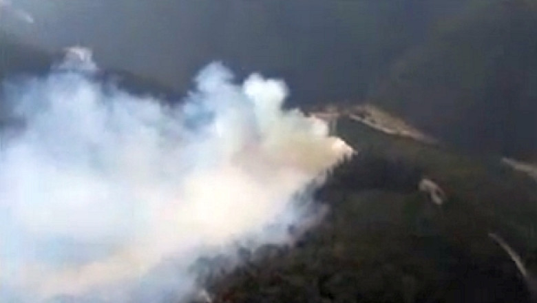 Incendiul din Muntii Maramuresului nu a fost stins in totalitate. Interventii ample se desfasoara in perimetru Imagine