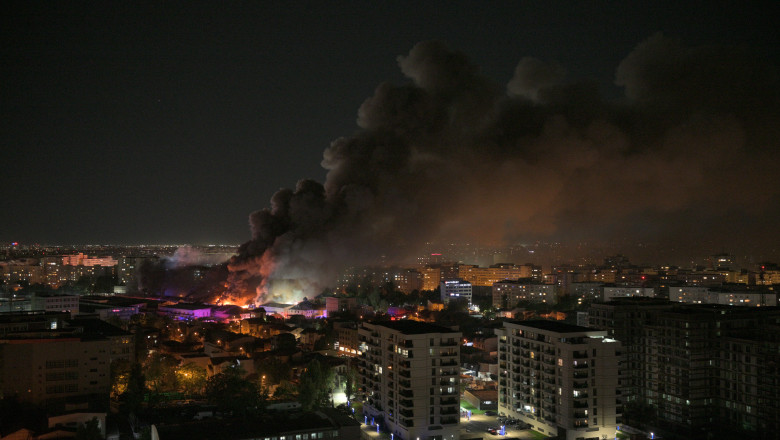 Incendiul din Sectorul 2 care a acoperit Capitala cu un nor urias de fum: interventia pompierilor va continua pe tot parcursul zilei Imagine