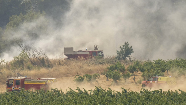Incendiul din sudul Frantei a mistuit 16.000 de hectare. Un mort si 13 raniti, intre care un pompier si o persoana sunt in stare grava Imagine