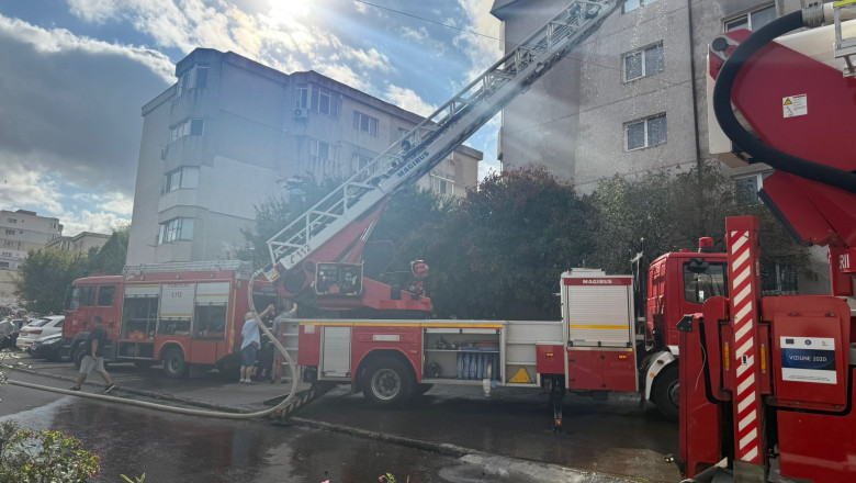 Incendiul puternic izbucnit la mansarda unui bloc din Constanta a fost stins. Un barbat, in stare grava Imagine