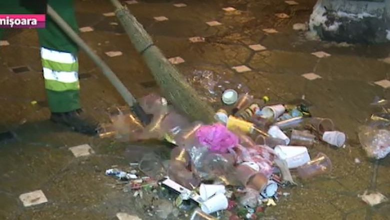 Inceput de an, bogat... in gunoaie. Angajatii de la salubritate au strans zeci de saci de resturi din Piata Victoriei Imagine