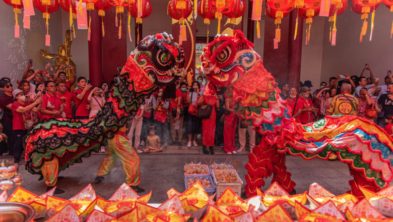 Inceputul „Anului Sarpelui”. Milioane de oameni sarbatoresc Anul Nou Chinezesc: strazile si casele, decorate cu simboluri ale fericirii Imagine
