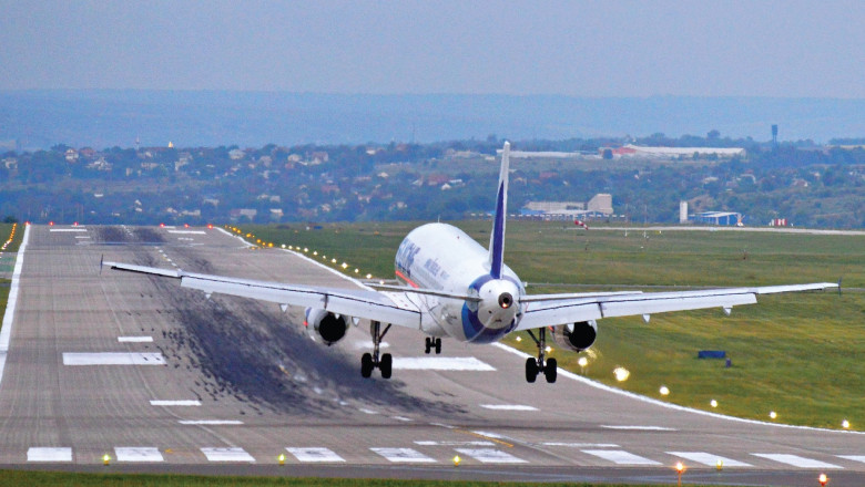 Incident ciudat: Un avion care zbura din Armenia spre Chisinau a aterizat neprogramat la Otopeni. A urmat o alerta cu bomba la bord Imagine