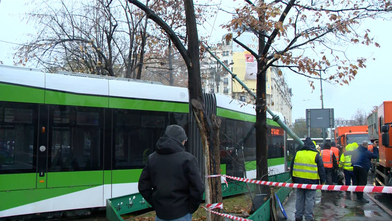 Incident grav in Piata Unirii: un stalp metalic a cazut peste un tramvai de pe linia 32. Circulatia tramvaielor, restrictionata Imagine