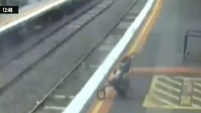 Incident intr-o gara din Australia. Un copil aflat intr-un carucior a cazut pe sinele de tren Imagine