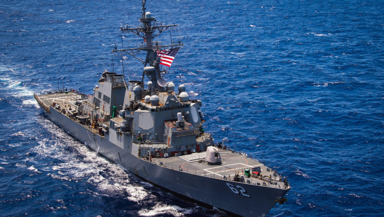 Incident intre un distrugator american si un elicopter iranian in Golful Oman Imagine