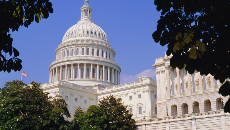 Incident la Capitoliu. Politia a arestat un barbat cu hainele imbibate de combustibil, care intentiona, probabil, sa se autoincendieze Imagine