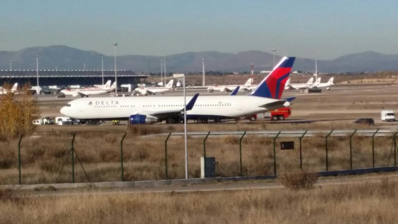 Incident pe aeroportul din Madrid. Un avion a revenit la sol dupa ce una dintre roti a luat foc Imagine