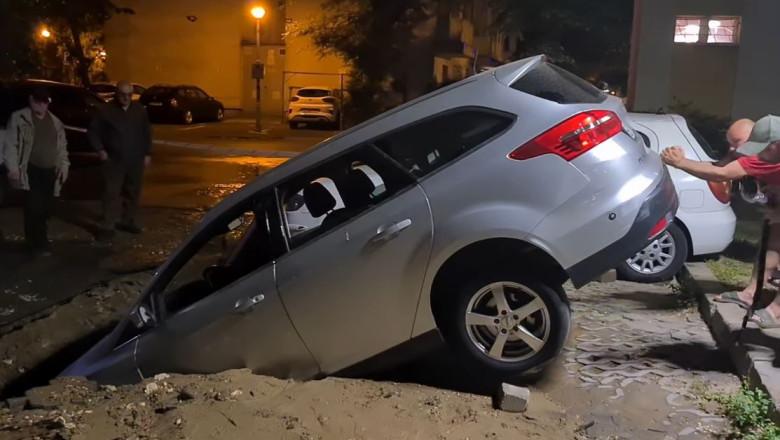 Incident socant intr-o parcare din Bucuresti: O masina s-a prabusit intr-o groapa, dupa ce asfaltul s-a surpat Imagine