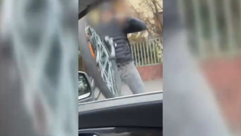 Incident violent in trafic, la Timisoara. Un biciclist a atacat o soferita si i-a spart parbrizul masinii Imagine