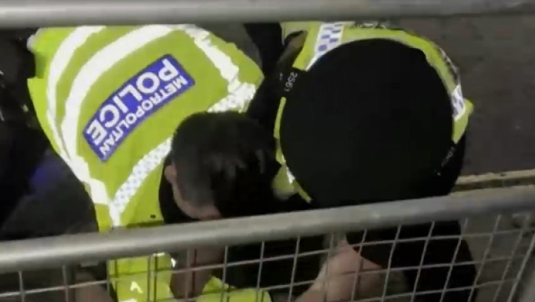 Incidente de securitate la funeraliile Reginei Elisabeta a II-a. Un barbat a vrut sa fure stindardul regal de la catafalc Imagine