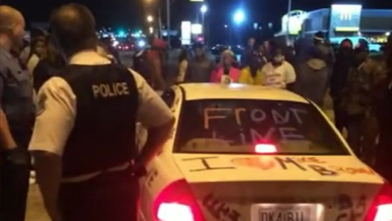 Incidente in orasul Ferguson. Proteste fata de arderea memorialului pentru tanarul de culoare impuscat de un politist alb Imagine