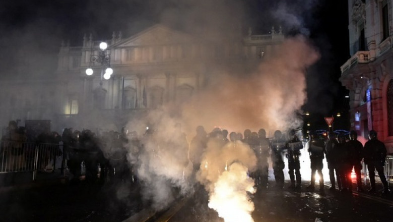 Incidente intre manifestanti si politie la Milano, in timpul deschiderii noului sezon la Scala Imagine