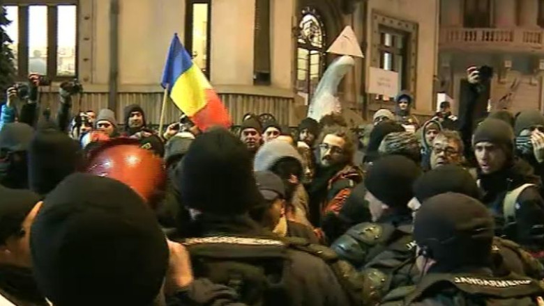 Incidente la protest. Aproximativ 200 de persoane au manifestat, in Capitala, contra explorarii gazelor de sist Imagine