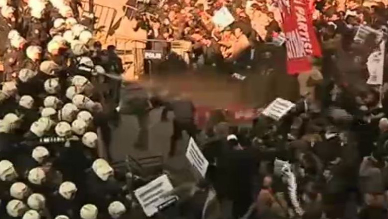 Incidente violente la Ankara. Manifestantii, atacati cu gaze lacrimogene si tunuri cu apa de politisti Imagine