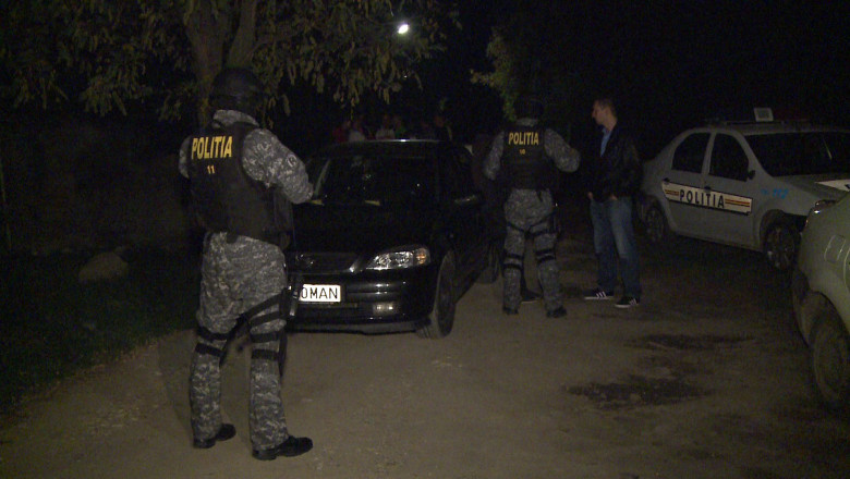 Incoltiti de Politie, hotii aruncau pe geamul masinii telefoanele mobile furate Imagine