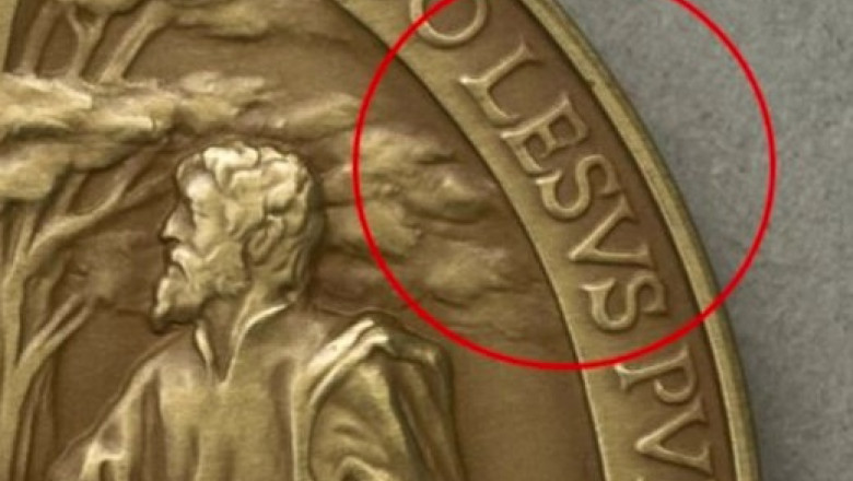 Incurcatura la Vatican. Pe mai multe monede omagiale a fost scris gresit numele lui Iisus Hristos Imagine