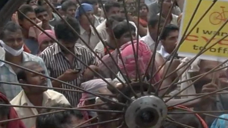 India. Biciclistii si conducatorii de ricse protesteaza la Calcutta: nu mai pot circula pe marile bulevarde ale metropolei Imagine