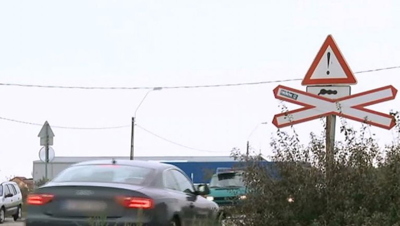 Indicatoarele de la trecerile peste calea ferata, invizibile pentru multi dintre soferi Imagine
